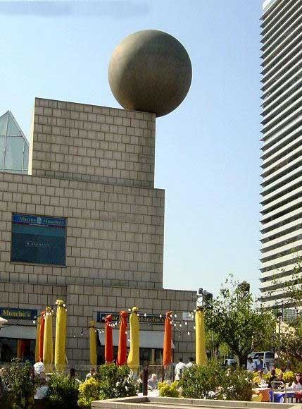 Edificio decorado con bola