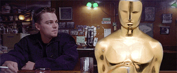 Leonardo DiCaprio pegando a Oscar