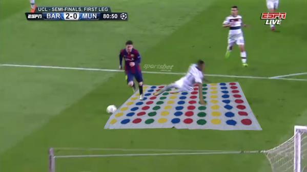 Boateng juega al twister