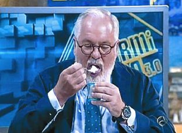 El candidato del PP comiendo yogures caducados