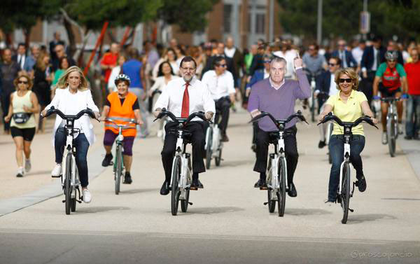 Mariano y amigos pasean en bicicleta
