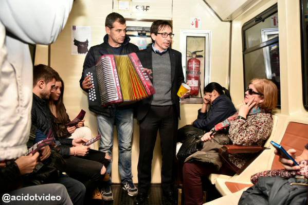 Toni Canto mendiga en el metro